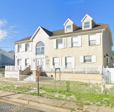 342 Front Street, House other with 6 bedrooms, 3 bathrooms and null parking in Union Beach NJ | Image 2