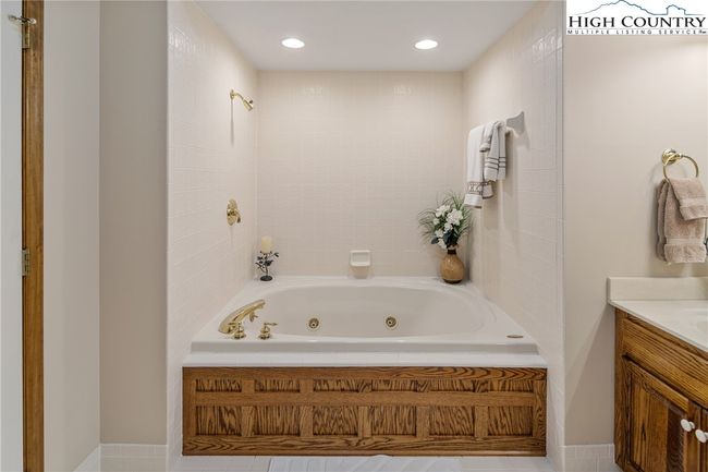 UNIT-1 - 491 Waterside Dr, Condo with 2 bedrooms, 2 bathrooms and null parking in Blowing Rock NC | Image 20