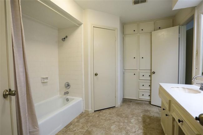 Master Bathroom | Image 17