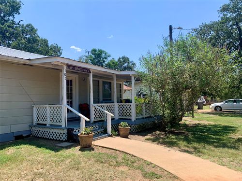 105 Tom Tom, Smithville, TX, 78957-4832 | Card Image