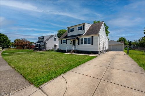 15541 Susan Dr, Brook Park, OH, 44142-3324 | Card Image