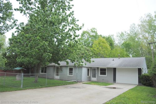 4080 Potts Rd, Fowlerville, MI, 48836-9215 | Card Image