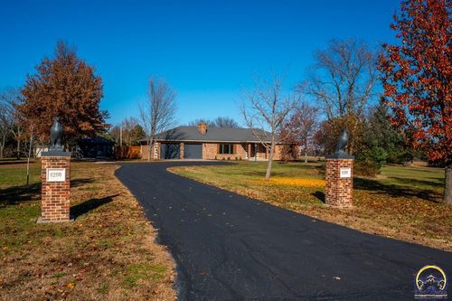 8200 Sw 37th St, Topeka, KS, 66614-4947 | Card Image