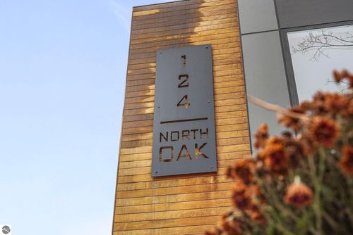 124 N Oak St, Traverse City, MI, 49684-2241 | Card Image