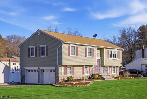 20 Meadow Ln, Hackettstown, NJ, 07840-4116 | Card Image