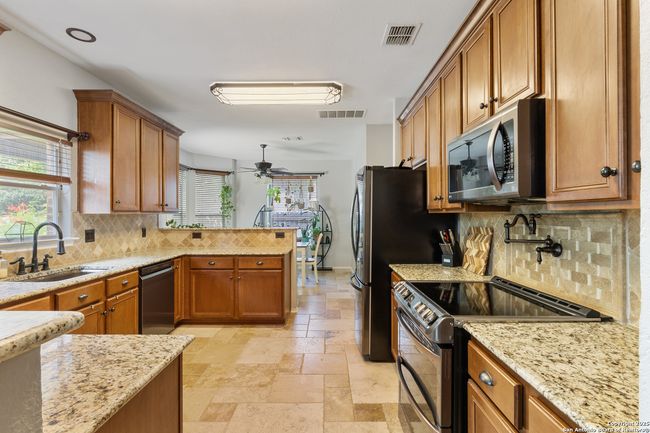 8902 Burnt Path, House other with 3 bedrooms, 3 bathrooms and null parking in Helotes TX | Image 8