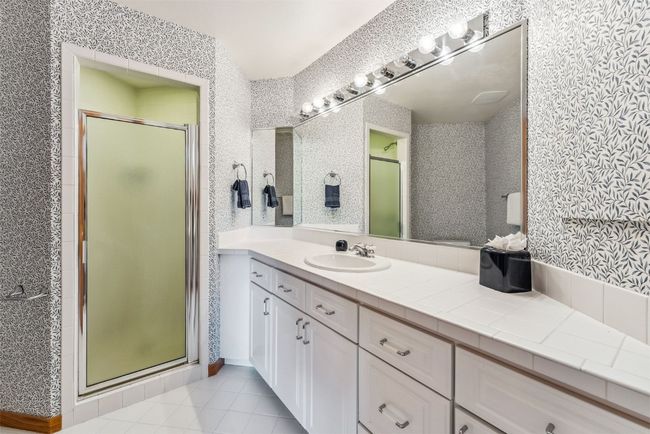 Lower level ensuite bath | Image 34