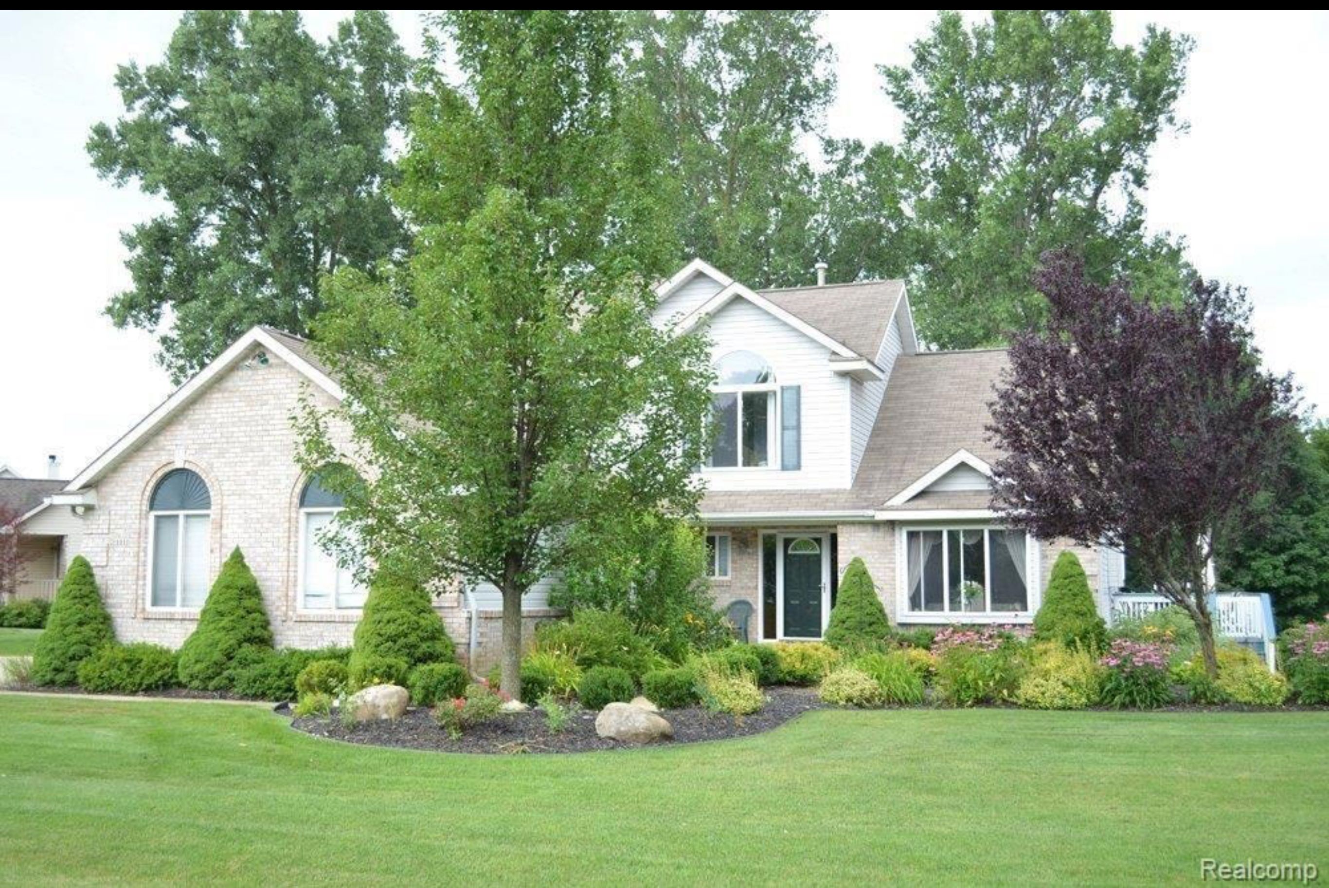 Greenbriar Ln, South Lyon, MI 48178