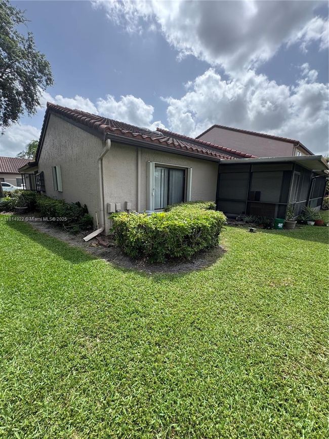 3313 Inverrary Blvd W, Townhouse with 3 bedrooms, 2 bathrooms and null parking in Lauderhill FL | Image 4