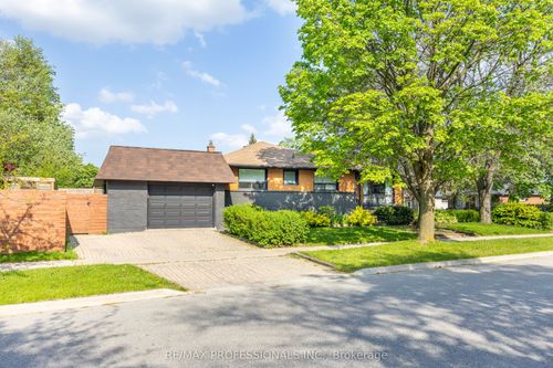 33 Brampton Road, Etobicoke, ON, M9R3J3 | Card Image