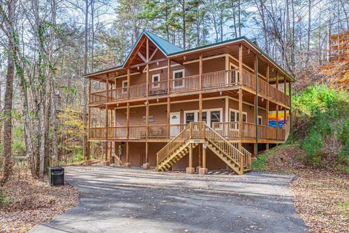 2740 Mountain View Cir, Sevierville, TN, 37862-7532 | Card Image