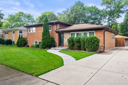 9224 Menard Ave, Morton Grove, IL, 60053-1562 | Card Image