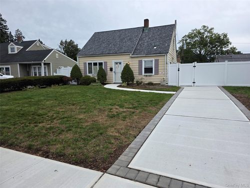 31 Poppy Ln, Levittown, NY, 11756-2334 | Card Image