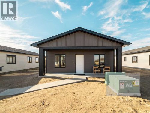 7038 48 St, Taber, AB, T1G0G7 | Card Image