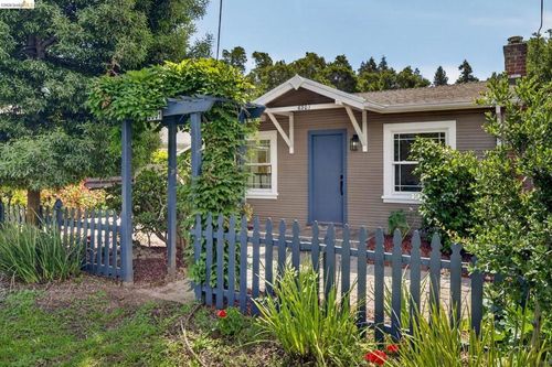 6301 Hillmont Dr, Oakland, CA, 94605-2240 | Card Image