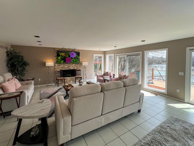 Family Room | Image 8
