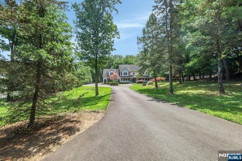 765 Colonial Rd, Franklin Lakes, NJ, 07417-1229 | Card Image