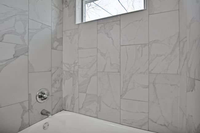 Full bathroom with shower / tub combination | Image 15