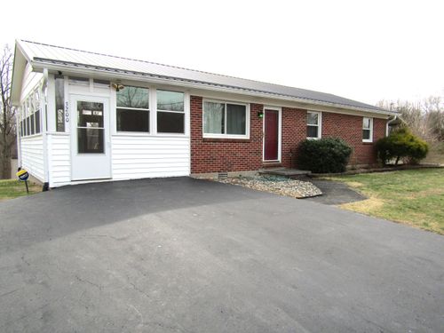 3200 Sandhill Rd, Irvine, KY, 40336-7149 | Card Image