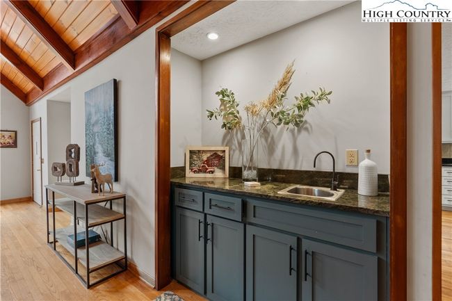 126 Rock Ledge Ln, House other with 5 bedrooms, 5 bathrooms and null parking in Sugar Mountain NC | Image 6