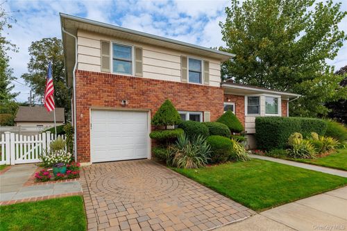 35 Yorkshire Rd, Rockville Centre, NY, 11570-2212 | Card Image