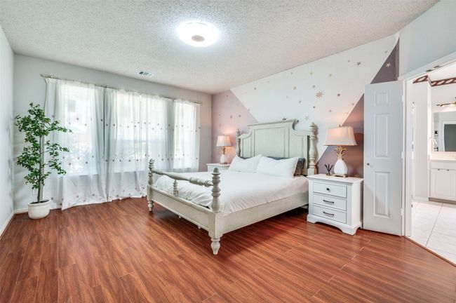 Bedroom with ensuite bathroom | Image 13