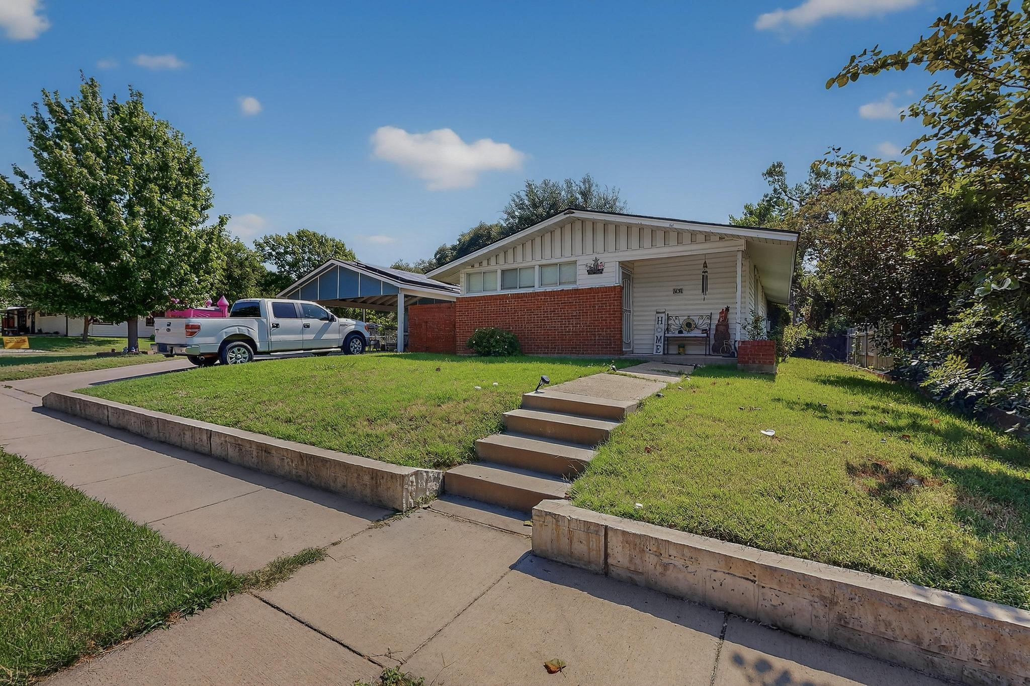 701 Hillcrest Dr For Sale in Arlington -