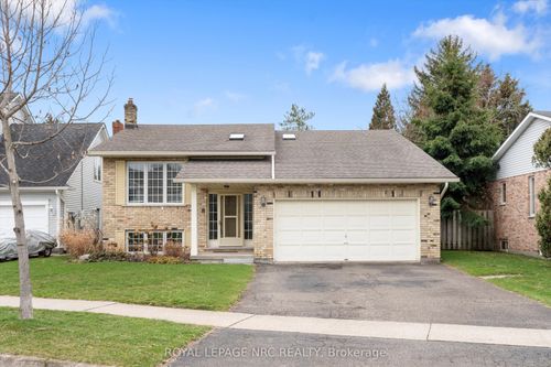 8 Dunbar Cres, St Catharines, ON, L2W1A6 | Card Image