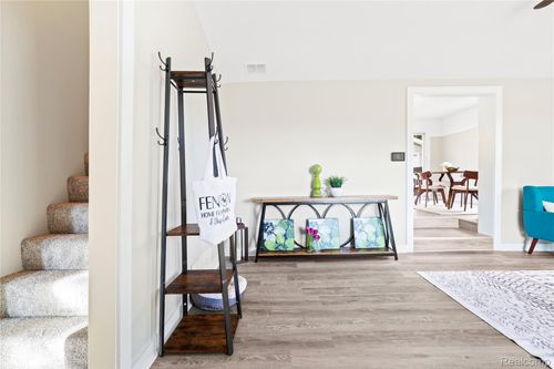 405 Lincoln St, Fenton, MI, 48430-1848 | Card Image