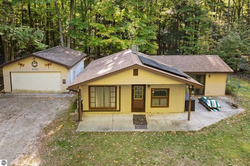 8702 Deadstream Rd, Honor, MI, 49640-9770 | Card Image