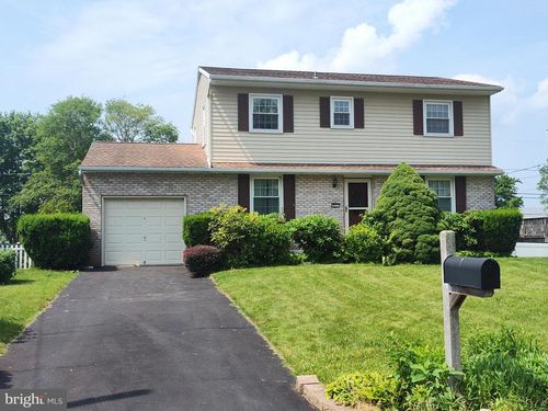 911 Lake Ln, PENNSBURG, PA, 18073-1607 | Card Image