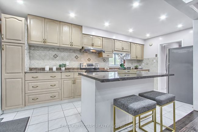 48 Archdekin Dr, House attached with 5 bedrooms, 3 bathrooms and 4 parking in Brampton ON | Image 13