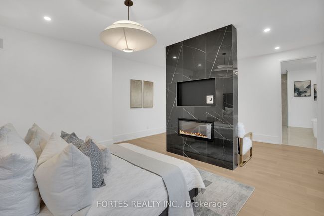 16 Cadillac Ave, House other with 5 bedrooms, 5 bathrooms and 4 parking in North York ON | Image 24