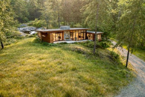 831 Windjammer Rd, Bowen Island, BC, V0N1G2 | Card Image