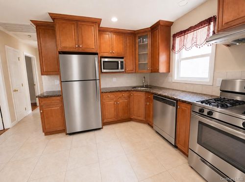 83 Heitz Pl, Hicksville, NY, 11801-3151 | Card Image