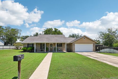 1108 5th St, Floresville, TX, 78114-2040 | Card Image