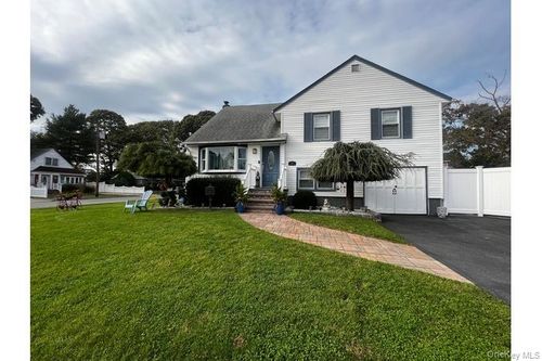 882 Roosevelt St, W Hempstead, NY, 11552-3823 | Card Image