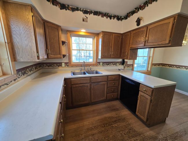 Oak cabinets with plenty of storagde | Image 6