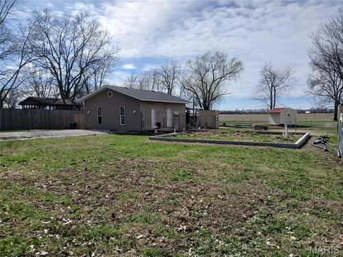 511 S 5th St, New Douglas, IL, 62074-1609 | Card Image