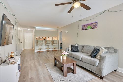 201-521 Southwest Pkwy, College Station, TX, 77840-7133 | Card Image