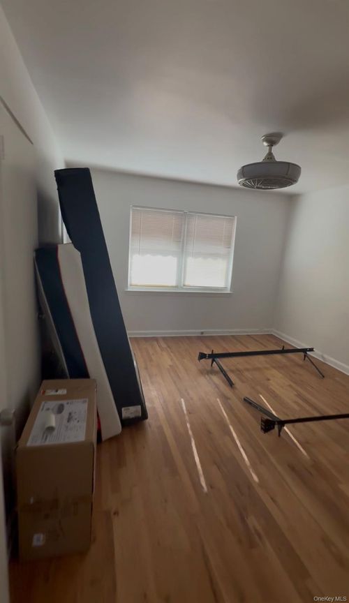 939 E 215th Street, New York, NY, 10469 | Card Image