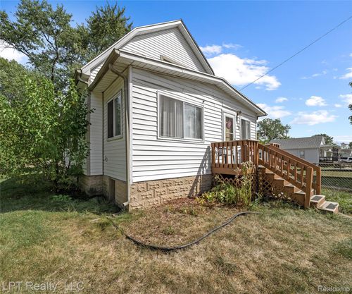 1529 Oak St, Monroe, MI, 48161-1048 | Card Image