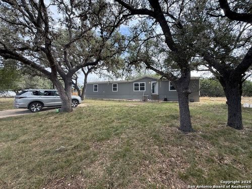 450 Mills Ln, Pipe Creek, TX, 78063-5142 | Card Image