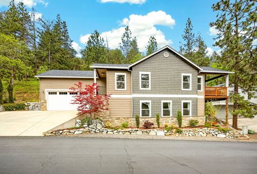 915 Hangman Way, Jacksonville, OR, 97530-9264 | Card Image