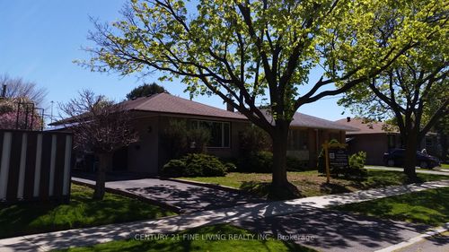 35 Hartland Rd, Etobicoke, ON, M9C4S9 | Card Image