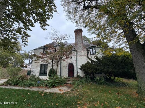 617 Valley Dr, Maumee, OH, 43537-3753 | Card Image