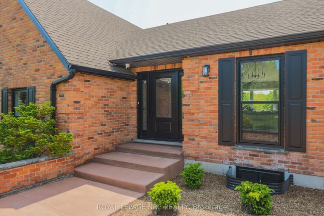 2021 Victoria Ave, Home with 5 bedrooms, 4 bathrooms and 50 parking in Pelham ON | Image 5