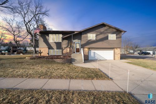 904 E 11th St Street, Dell Rapids, SD, 57022 | Card Image