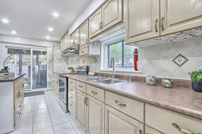 48 Archdekin Dr, House attached with 5 bedrooms, 3 bathrooms and 4 parking in Brampton ON | Image 16