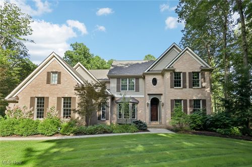 17245 Curry Ln, Chagrin Falls, OH, 44023-5576 | Card Image